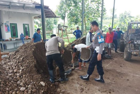 Bentuk Bakti Kepada Masyarakat, Polisi Bersama Warga Gotong Royong Perbaiki Jalan Desa