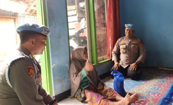 Bentuk Kepedulian Antar Sesama, Polisi Berikan Bansos Pada Warga Kurang Mampu