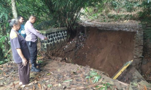 Cek Jembatan Longsor, Polisi Imbau Warga Agar Hati-Hati Melintasi Blok Sudahanten