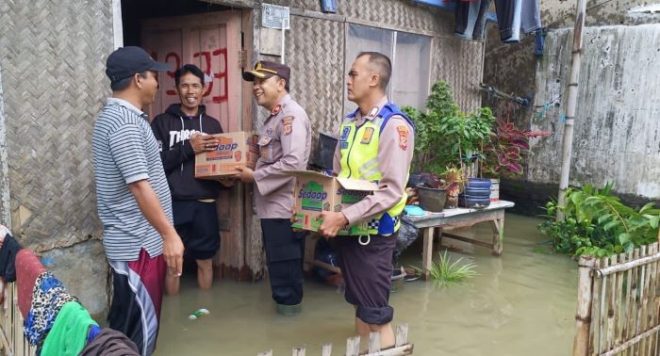 Diguyur Hujan Selama Dua Hari, Polisi Salurkan Bantuan ke Lokasi Banjir di Desa Mulyasari Subang