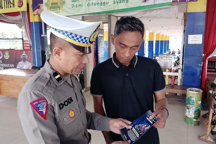 Gencarkan Upaya Preemtif, Polisi Sebar Brosur Imbauan Saat Operasi Keselamatan Lodaya 2023