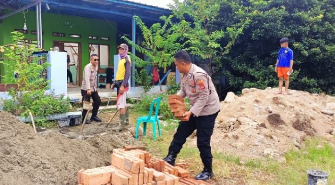 Pupuk Semangat Gotong Royong, Polisi di Kertajati Bantu Warga Renovasi Mushola