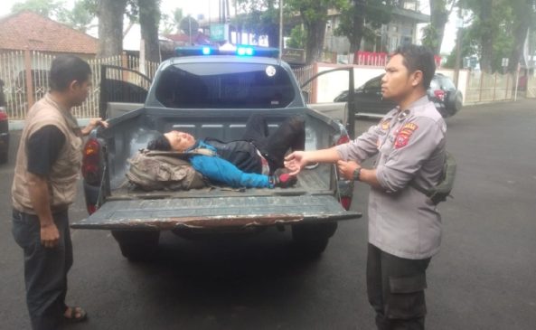 Polisi Bantu Evakuasi Korban Kecelakaan Lalu Lintas Pengendara Sepeda Motor Tabrak Truk