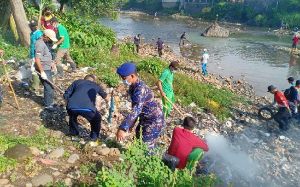 Polisi Kerja Bakti Besihkan Sungai Cipalebuh Garut