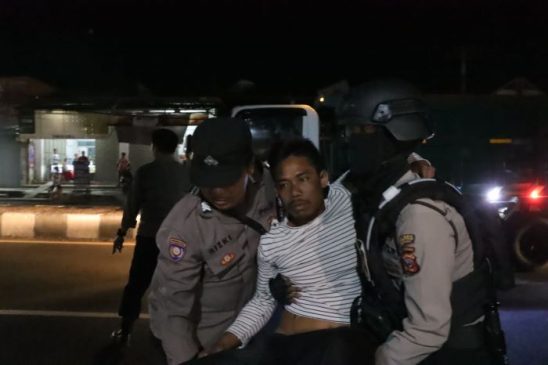 Kapolres Indramayu Berikan Pertolongan Pertama Korban Laka Lantas