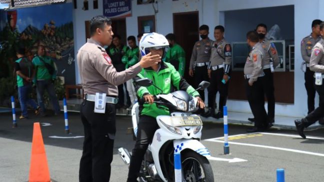 Ops Keselamatan Lodaya, Polisi Beri Edukasi Safety Riding Kepada Ojol di Ciamis