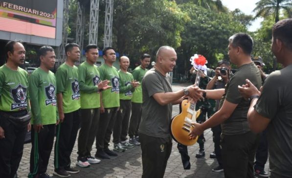 Pangdam Serahkan Seperangkat Alat Musik Band Kepada Ajendam III Siliwangi