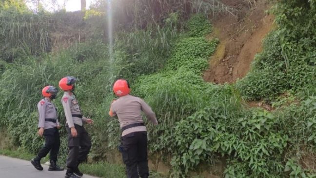 Patroli SAR Sat Brimob Polda Jabar Cek Tebing Rawan Longsor di Masa Cuaca Ekstrem di Cikarembi