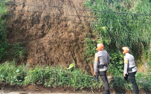 Patroli SAR Sat Brimob Polda Jabar Cek Tebing Rawan Longsor di Wilayah Cikole Lembang
