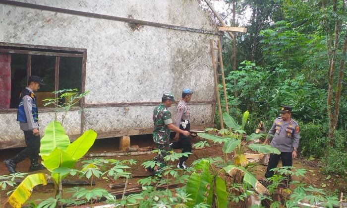 Peduli Warga, Polisi Gotong Royong Perbaiki Rumah Tertimpa Pohon Tumbang