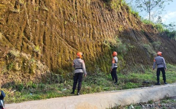 Perubahan Cuaca, Tim SAR Sat Brimob Polda Jabar Laksanakan Patroli Tanggap Bencana Alam