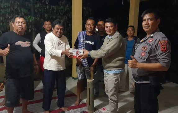 Polisi Berikan Sarana Kontak Berupa Senter dan Kentungan, Ajak Warga Tingkatkan Siskamling