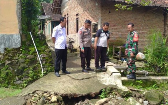 Polisi Bersama Koramil Cibingbin Cek Lokasi Jalan yang Ambles Karena Hujan
