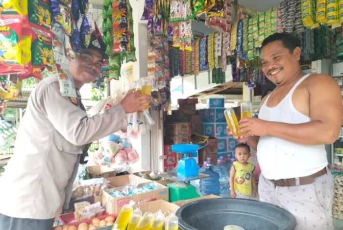 Polisi Cek Harga Minyak Goreng Curah di Warung dan Toko