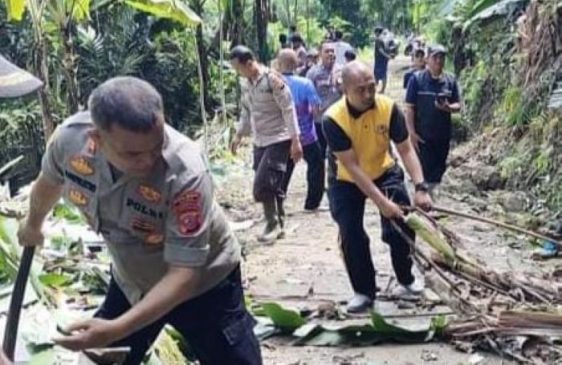 Polisi Cek dan Bantu Evakuasi Material Longsor Menutupi Jalan Desa di Desa Hegarmanah Ciamis