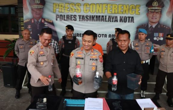 Polisi Gelar Konferensi Pers Tewasnya 2 Pemuda Akibat Tenggak Miras Oplosan di Tasikmalaya