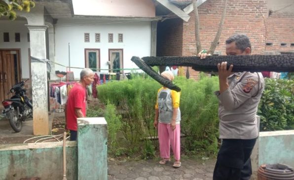 Polisi Kerja Bakti Bersama Warga Bersihkan Puing Kebakaran