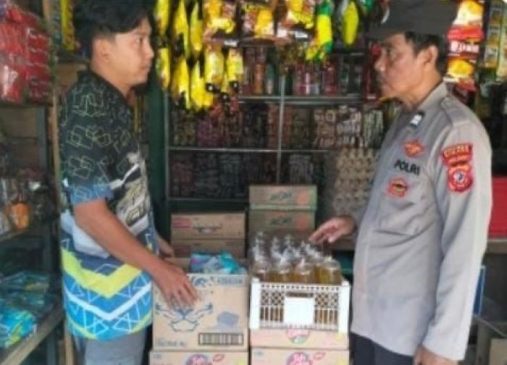 Polisi Lakukan Pengecekan Harga Minyak Goreng Curah di Wilayah Blanakan Subang