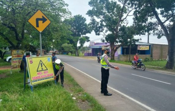 Polisi Pasang Spanduk Imbauan Laka Lantas di Daerah Rawan Laka Lantas