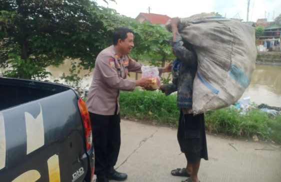 Polisi Punya Program Bimas, Bagikan Makanan Kepada Warga yang Membutuhkan di Karawang