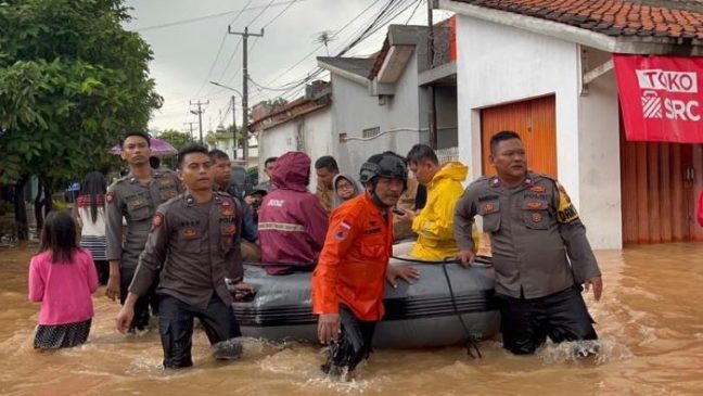 Polisi Rela Terjang Banjir di Karawang, Demi Evakuasi Warga ke Tempat Aman