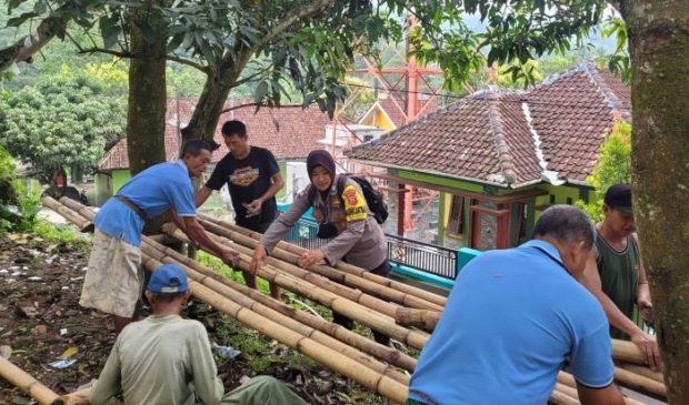 Polisi Sambang dan Bantu Warga Membuat Taman RT di Desa Cipedes Kuningan