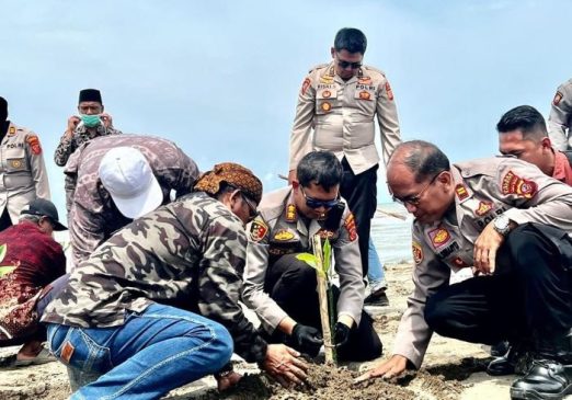 Polisi Tanam Pohon Mangrove Dalam Rangka Pelestarian Lingkungan