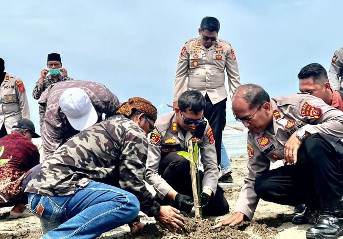 Polisi Tanam Pohon Mangrove Dalam Rangka Pelestarian Lingkungan