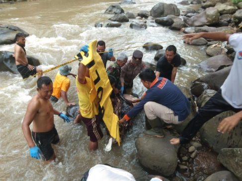 Polisi Terjun Langsung ke Sungai Bantu Evakuasi Jenazah di Sungai Cisanggarung