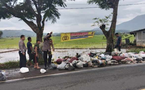 Polri Peduli lingkungan, Pasang Spanduk Imbauan Dilarang Buang Sampah Sembarangan