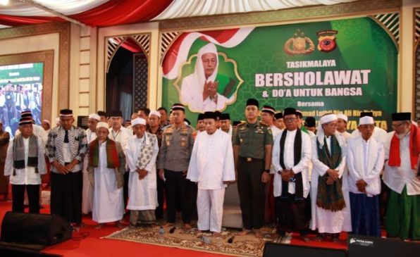 Ribuan Jemaah Hadiri Tasikmalaya Bersholawat dan Doa untuk Bangsa Bersama Habib Luthfi Bin Ali Bin Yahya