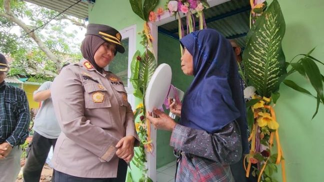 Selesai Dibangun, Polisi Laksanakan Giat Serah Terima Kunci Rumah Layak Huni Milik Narcem