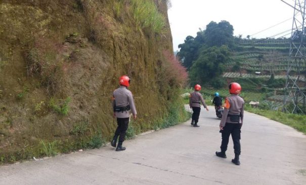 Tim SAR Sat Brimob Polda Jabar Lakukan Patroli Pengecekan Tebing Rawan Longsor di Wilayah Lembang