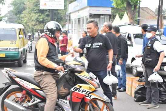 Agenda Rutin Tahunan, PWI dan IKWI Kota Bandung Kembali Bagikan Ratusan Takjil