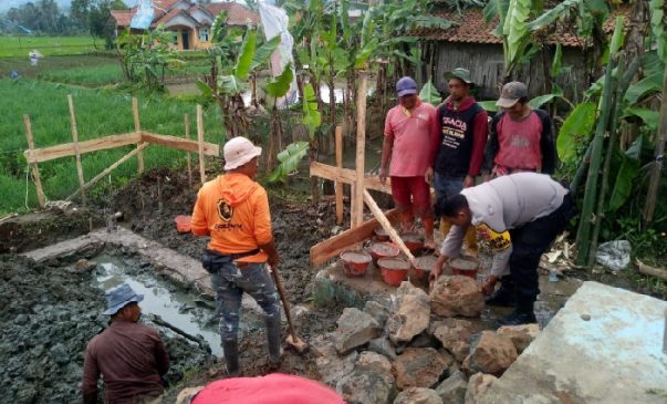 Lestarikan Budaya Gotong Royong, Polisi Ikut Serta Bantu Warga Bangun Rumah