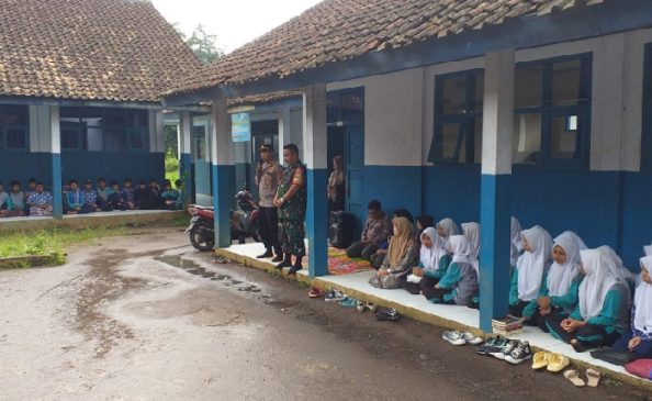 Police Goes To School, Polisi Lakukan Pembinaan Penyuluhan ke SMP Terpadu Bina Insani
