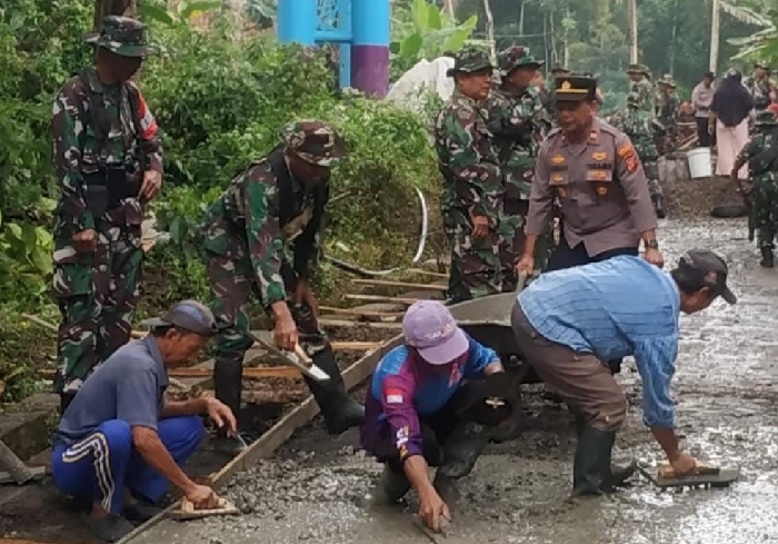 Sinergitas TNI-Polri dan Pemerintah, Cek Pengecoran Jalan di Cipaku Ciamis