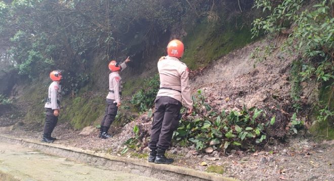 Patroli SAR Sat Brimob Polda Jabar Cek Tebing Longsor Kecil di Tebing Gunung Tangkuban Perahu