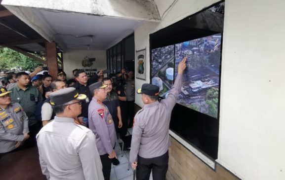 Kapolri Listyo Sigit Tinjau Lokasi Kebakaran Depo Pertamina Plumpang