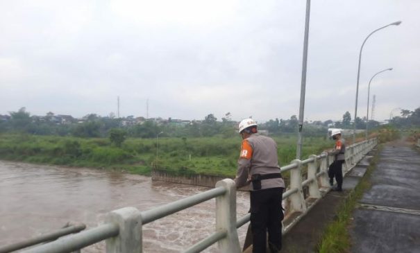 Pantau Debit Air, Sat Brimob Polda Jabar Laksanakan Patroli ke Bendungan Copong