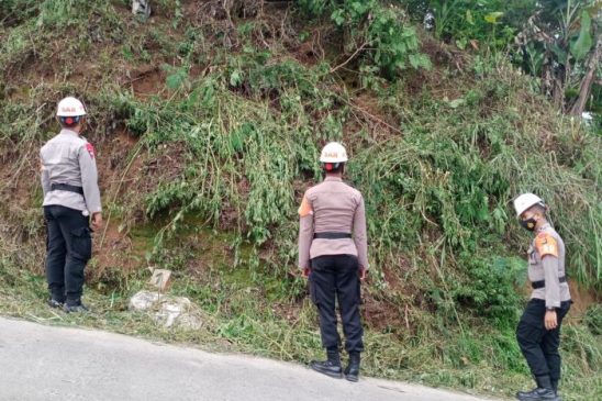 Patroli SAR Sat Brimob Polda Jabar Cek Tebing Rawan Longsor di Musim Penghujan
