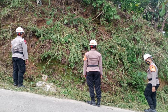 Patroli SAR Sat Brimob Polda Jabar Cek Tebing Rawan Longsor di Musim Penghujan
