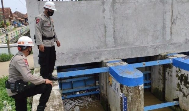 Personel Sat Brimob Polda Jabar Rutin Pantau Pintu Air Desa Winong Cirebon