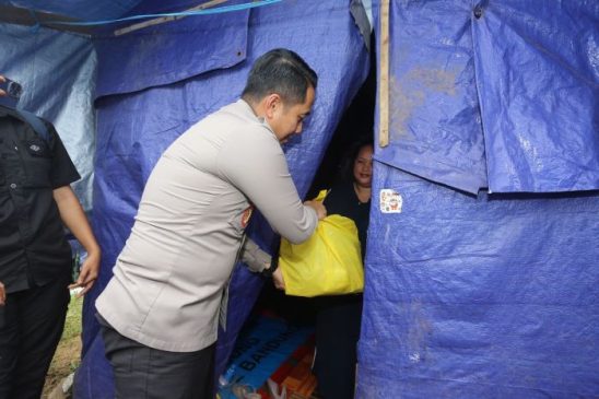 Polisi Bagikan Sembako untuk Korban Gempa Cianjur