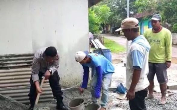 Polisi Bantu Bangun Rumah Masyarakat Desa Kecamatan Cilebar Karawang