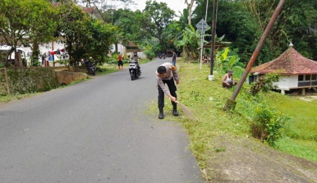 Polisi Bersama Warga, Gotong Royong Bersihkan Jalan Cipancur Tasikmalaya