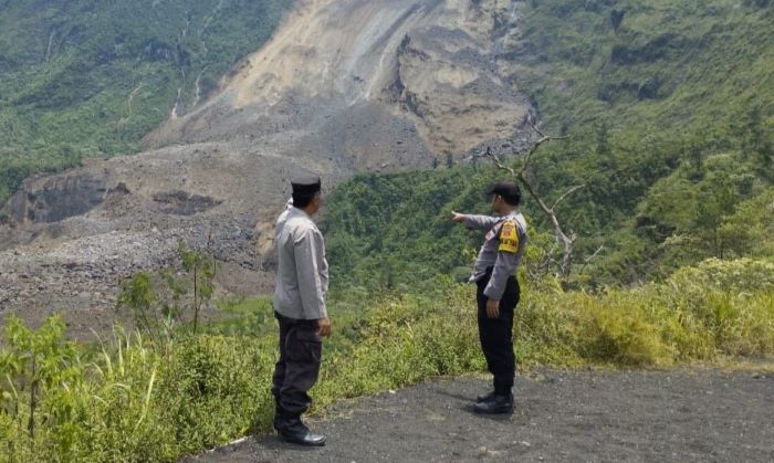 Polisi Cek Longsor Dinding Kawah Gunung Galunggung
