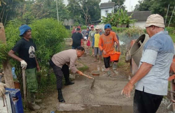 Polisi Ikut Gotong Royong Bangun Jembatan Swadaya Warga di Desa Pasirtalaga