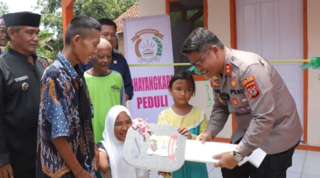 Polisi Resmikan Rumah Baru Layak Huni untuk Carwadi Sekeluarga