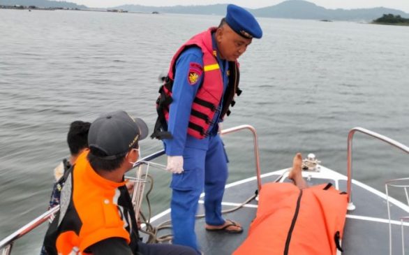 Sat Polairud Polda Jabar Evakuasi Pria yang Meningga Dunia di Waduk Jatiluhur